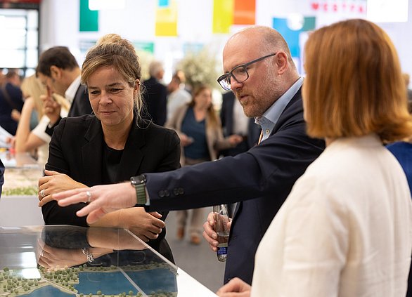 Mona Neubaur, Ministerin für Wirtschaft, Industrie, Klimaschutz und Energie des Landes Nordrhein-Westfalen, verschafft sich am Stand B1.330 einen Überblick über Standpartner und die Projekte im Ruhrgebiet.